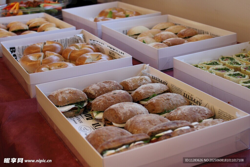多样盒装糕点美食展示