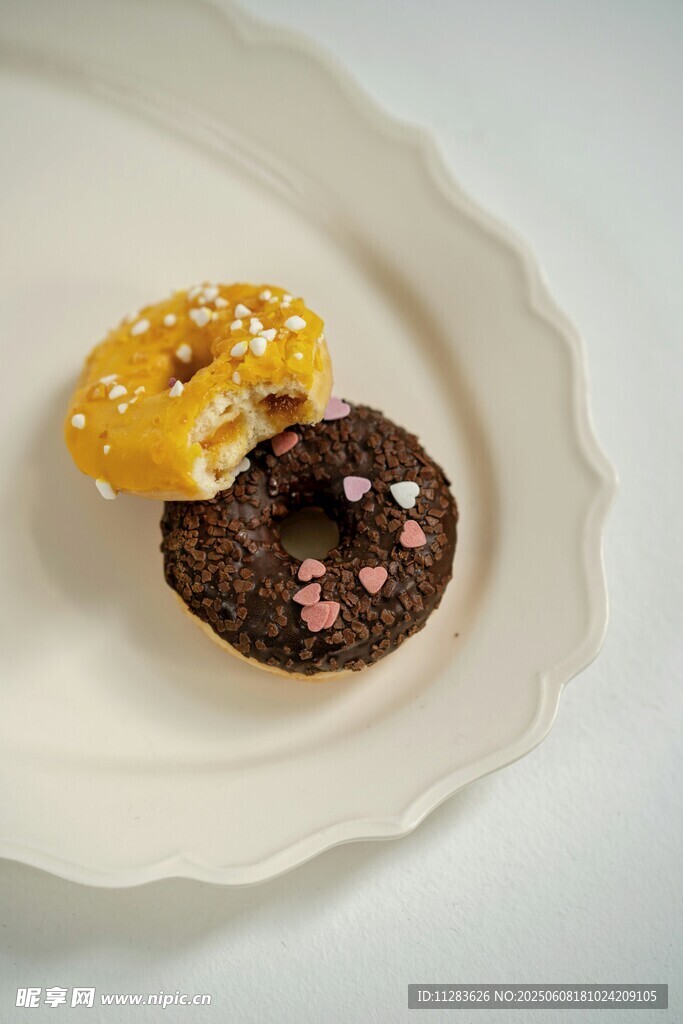 盘子上的美味甜甜圈与饼干