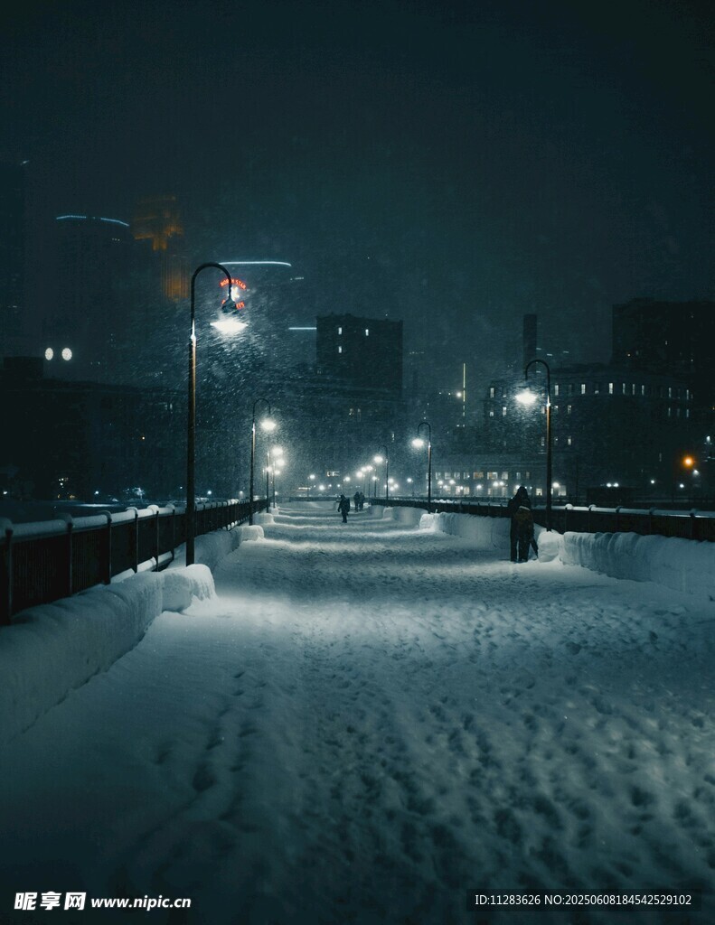雪夜城市街道静谧景象