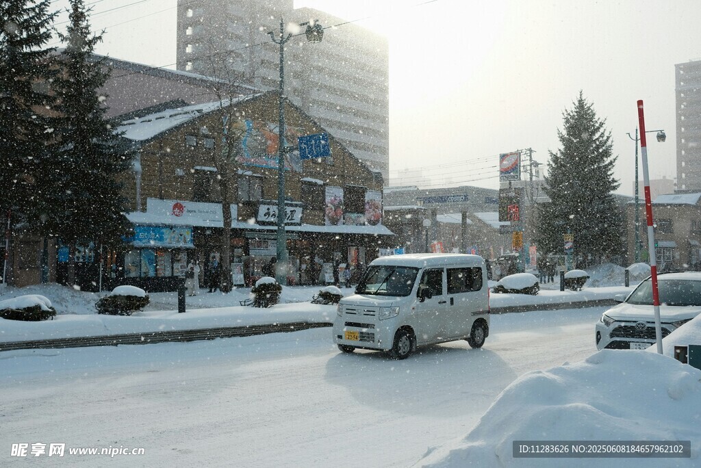 冬日城市雪景中的行驶车辆