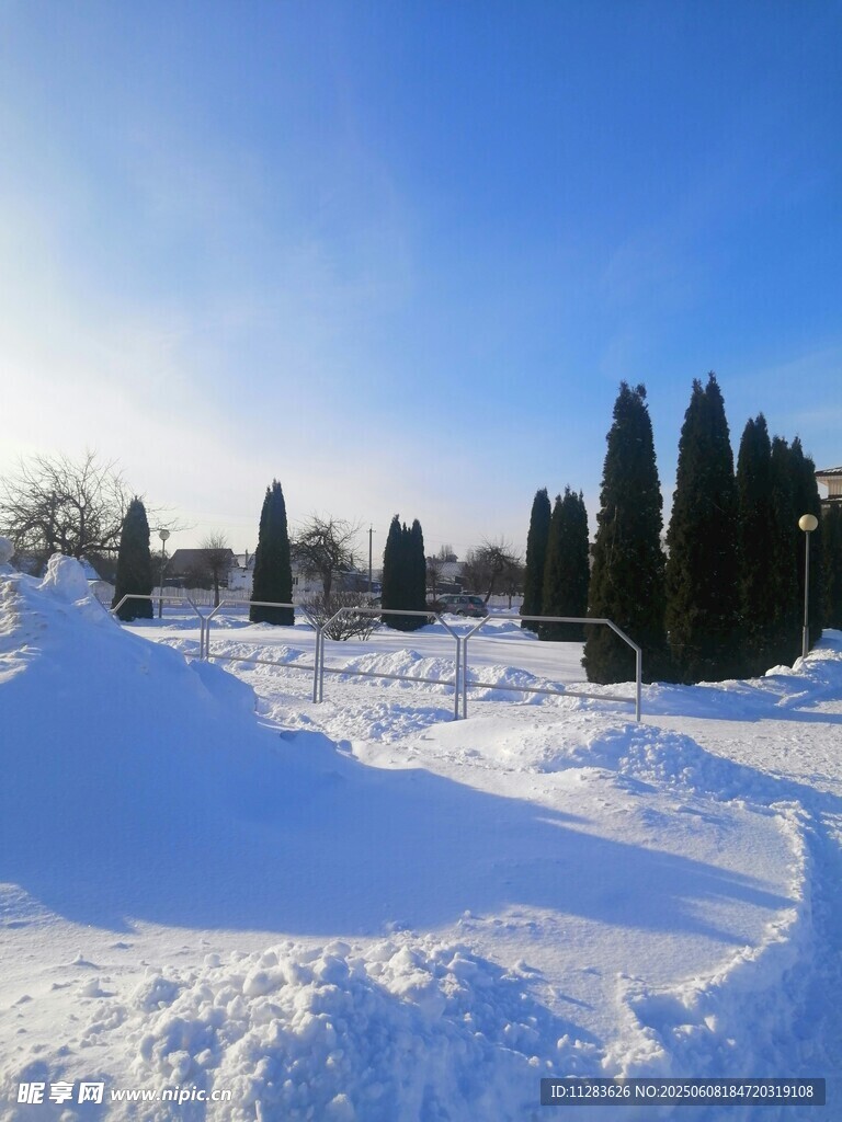冬日雪覆墓地静谧景象