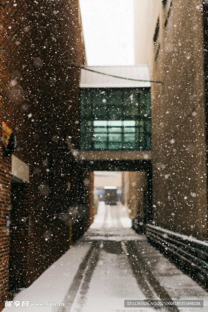 雪天巷间的静谧景致
