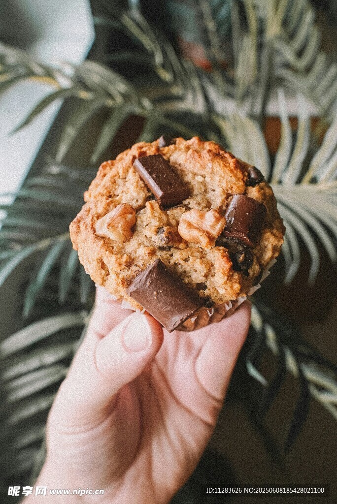 手持美味巧克力松饼