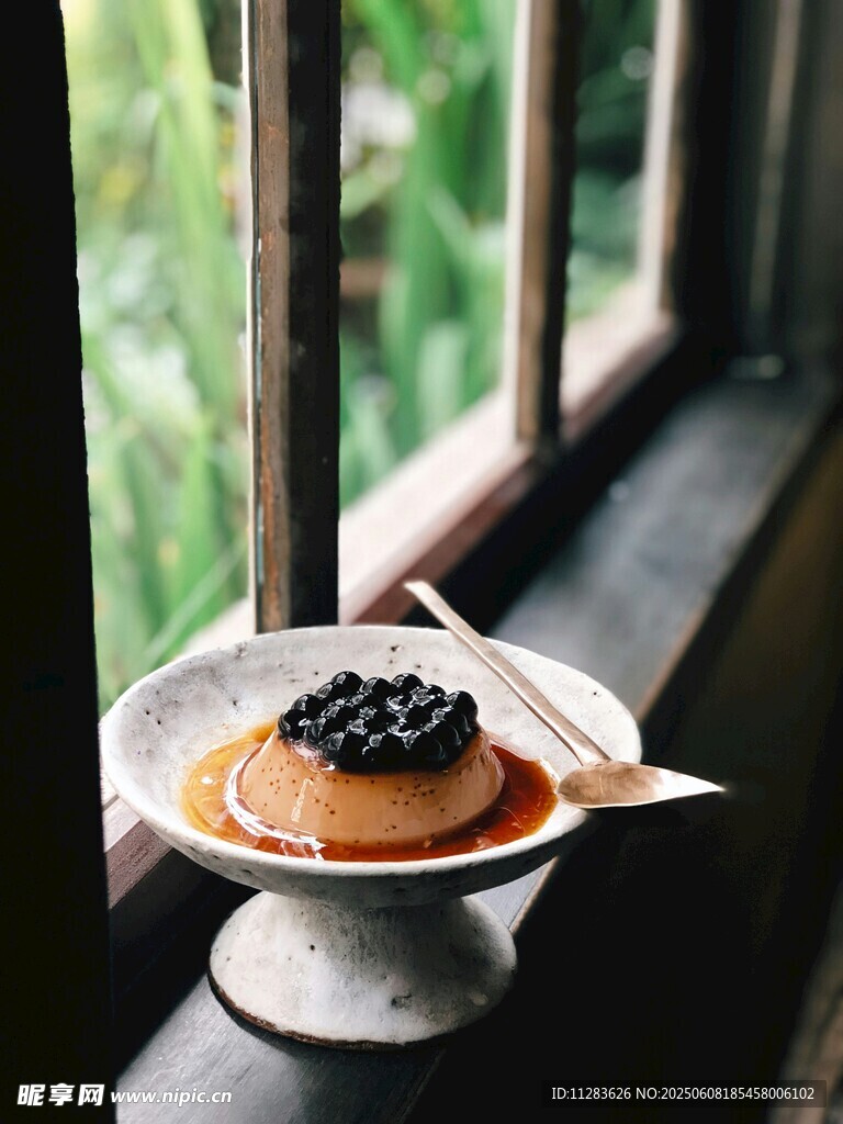窗边美味焦糖布丁配蓝莓
