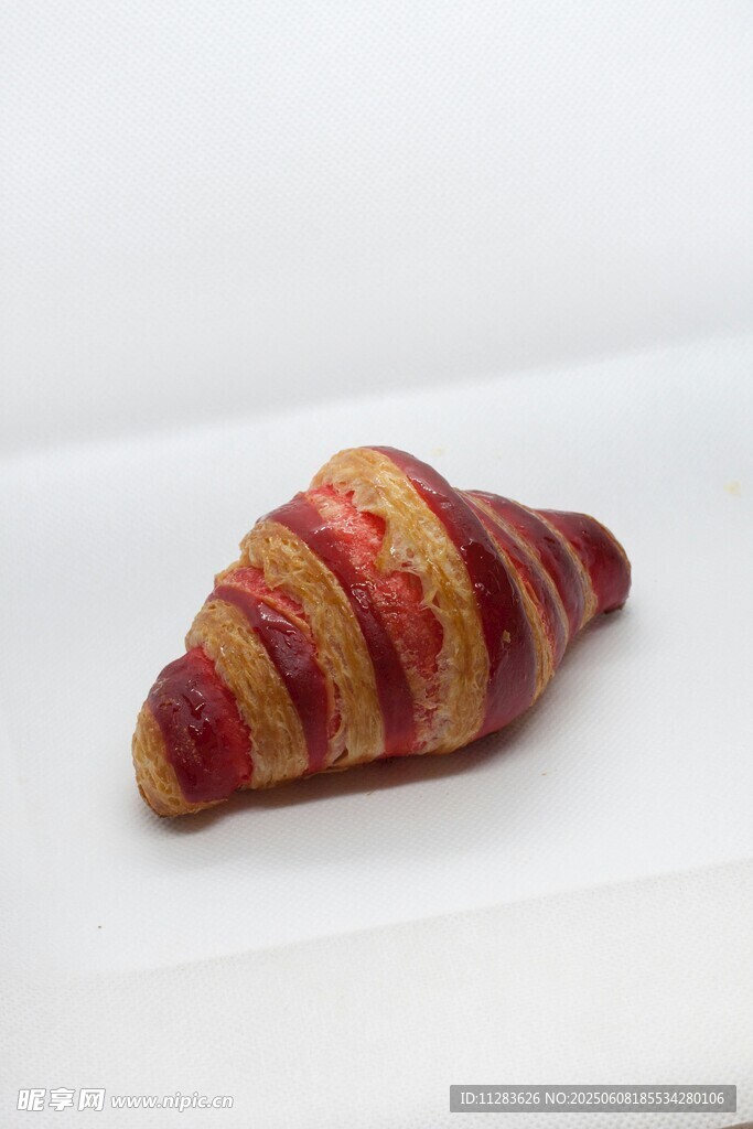 多彩条纹牛角面包