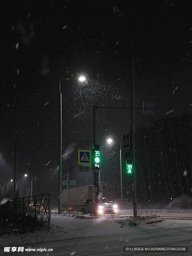 雪夜中的城市交通景象