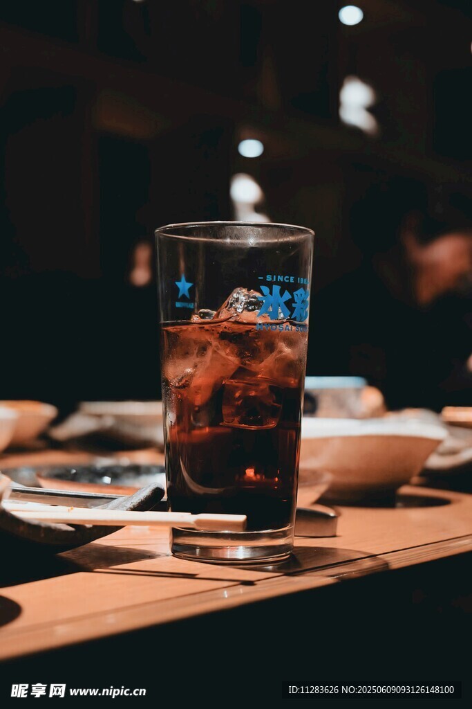 桌上的冰饮与餐具