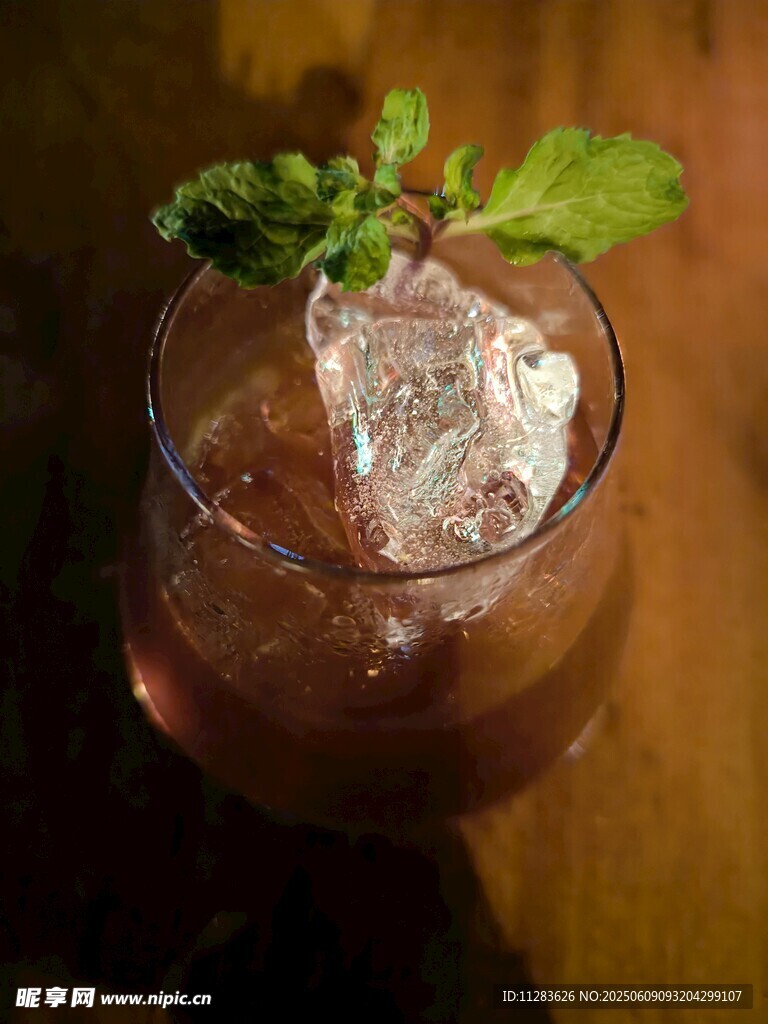 薄荷点缀的冰爽鸡尾酒