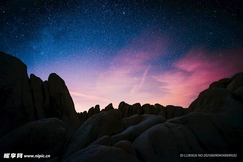 星空下的壮丽岩石景观