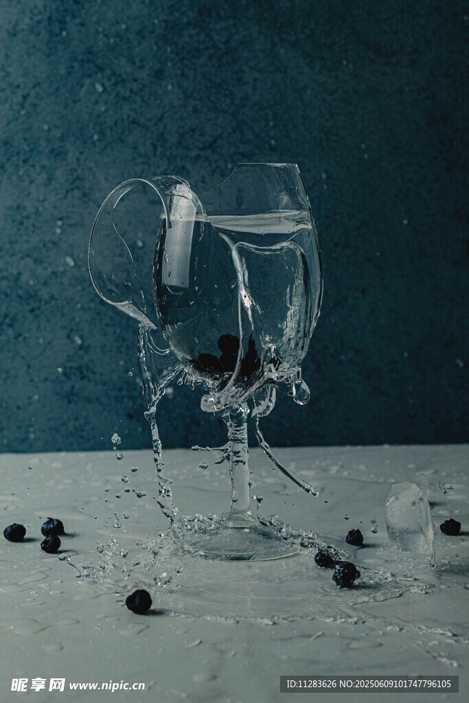 破碎酒杯与散落浆果