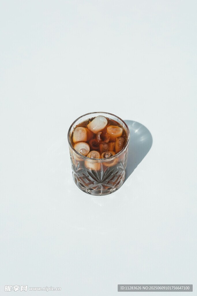 玻璃杯中的棕色圆球