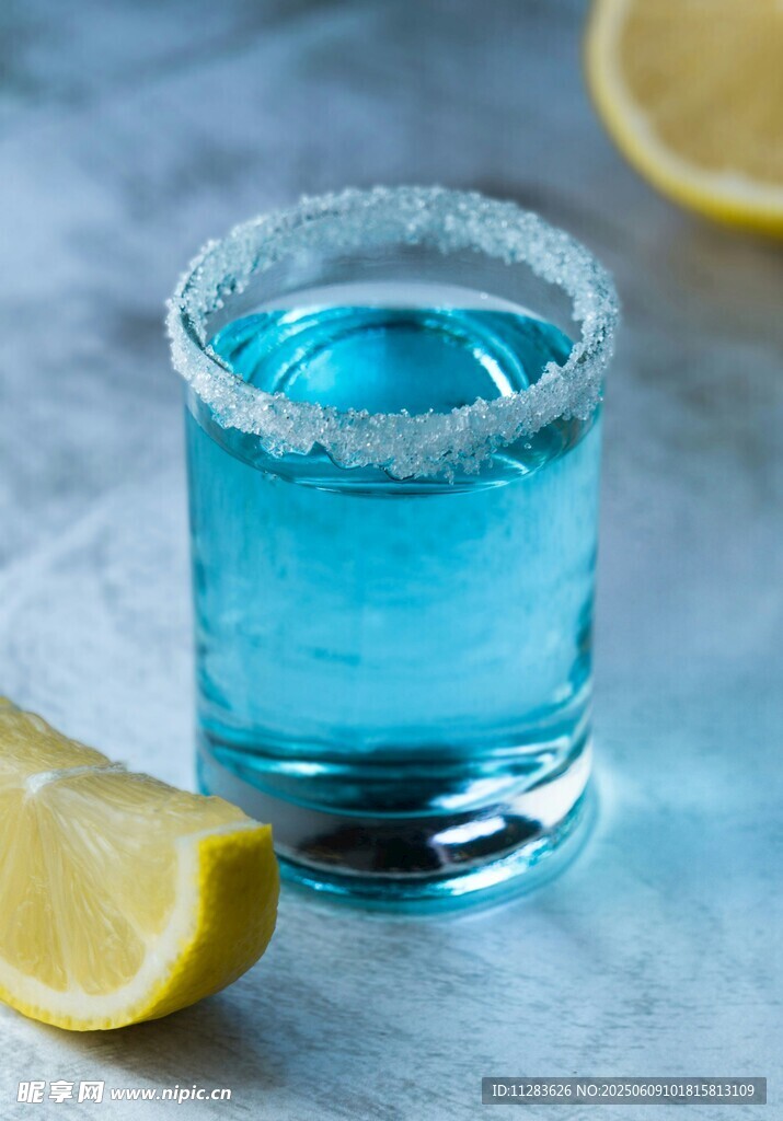 蓝色龙舌兰酒配柠檬片