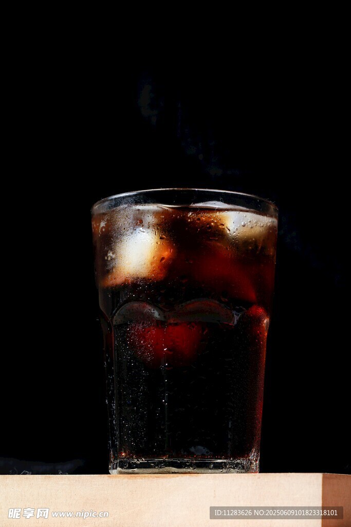冰爽可乐玻璃杯特写