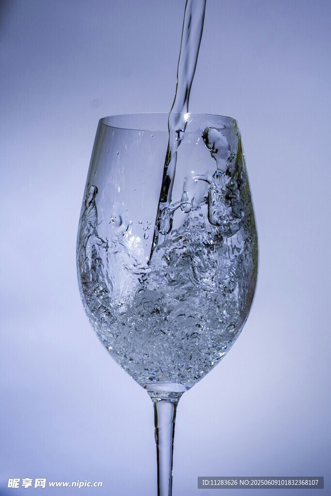 水注入高脚杯的瞬间