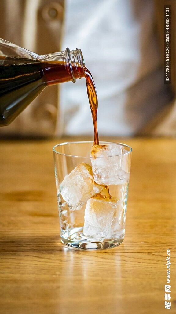 可乐倒入加冰玻璃杯