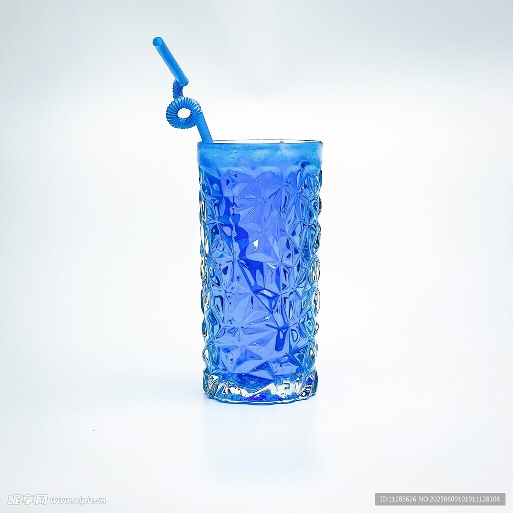 蓝色玻璃水杯配蓝色吸管