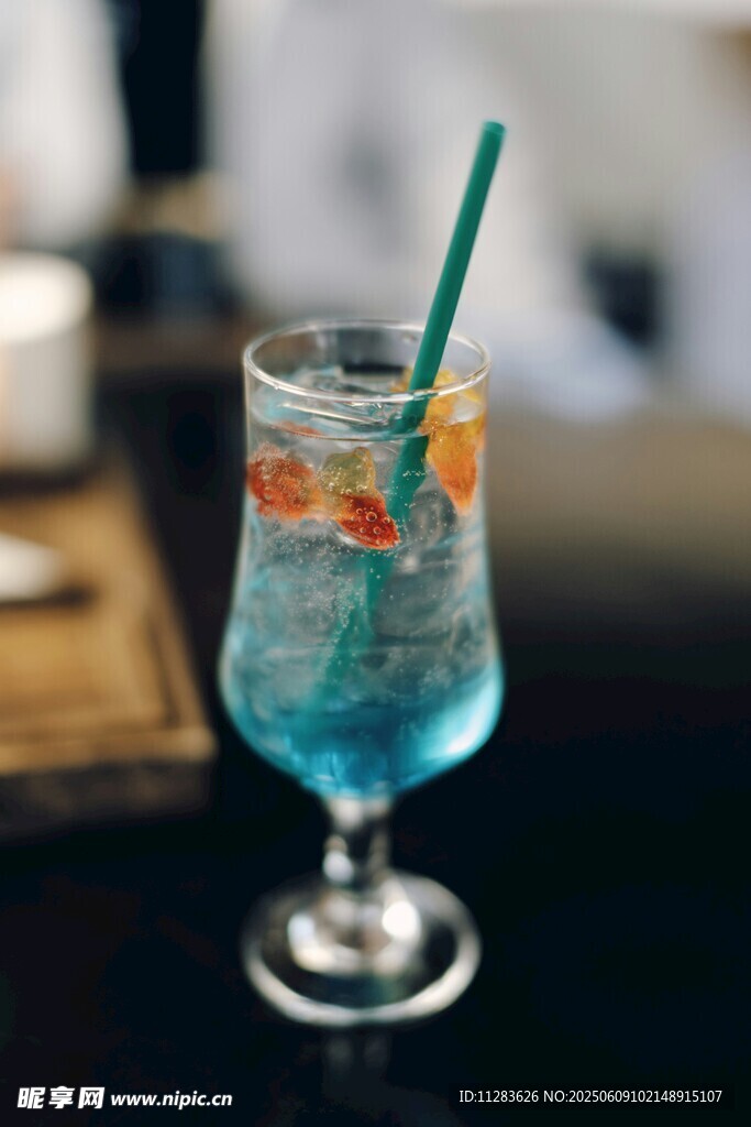 蓝色气泡鸡尾酒配吸管