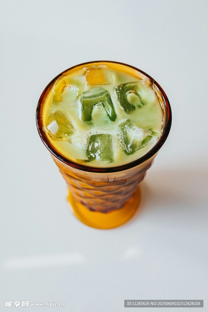 黄色碗装蔬菜汤