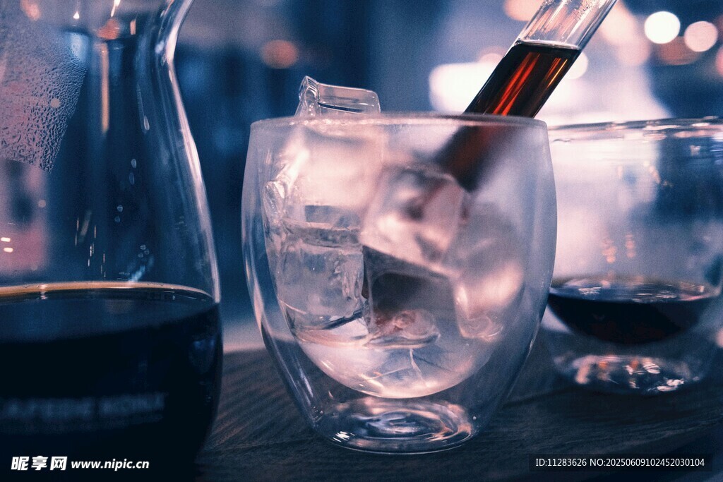 精致鸡尾酒与冰块的组合