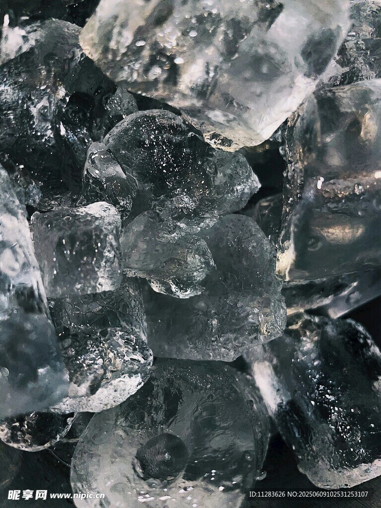 晶莹剔透的碎冰块