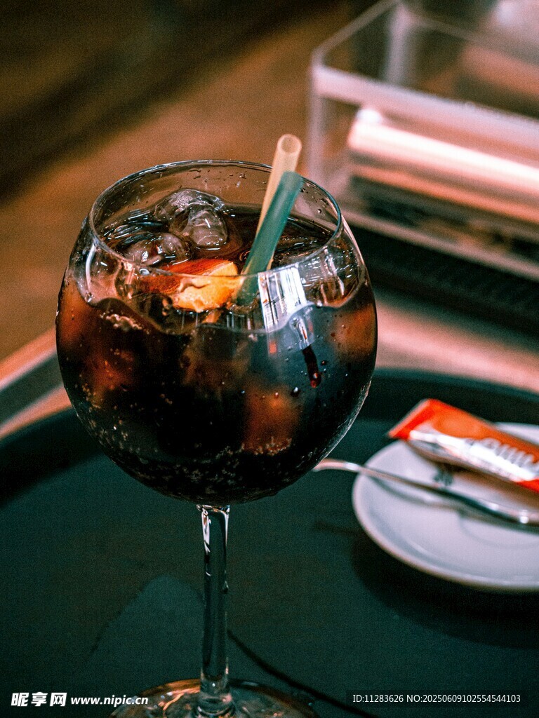 杯中红酒配餐的惬意时刻