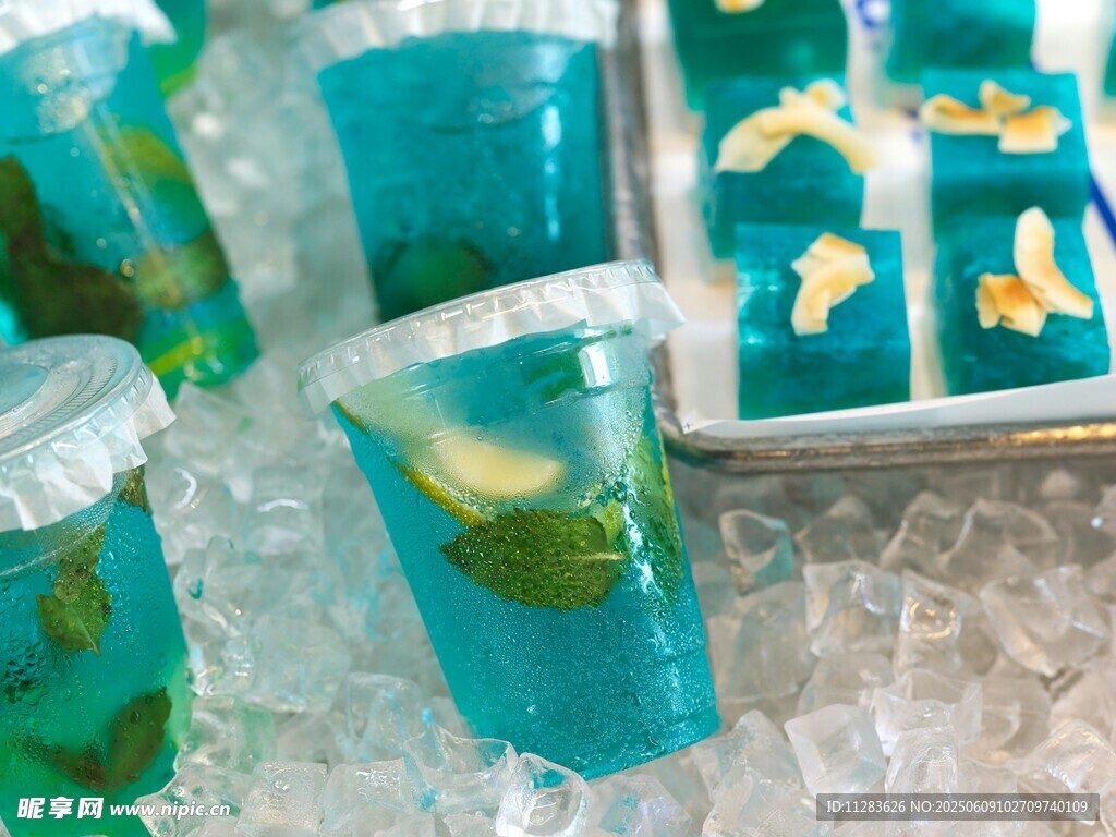 清凉蓝绿色鸡尾酒配冰块