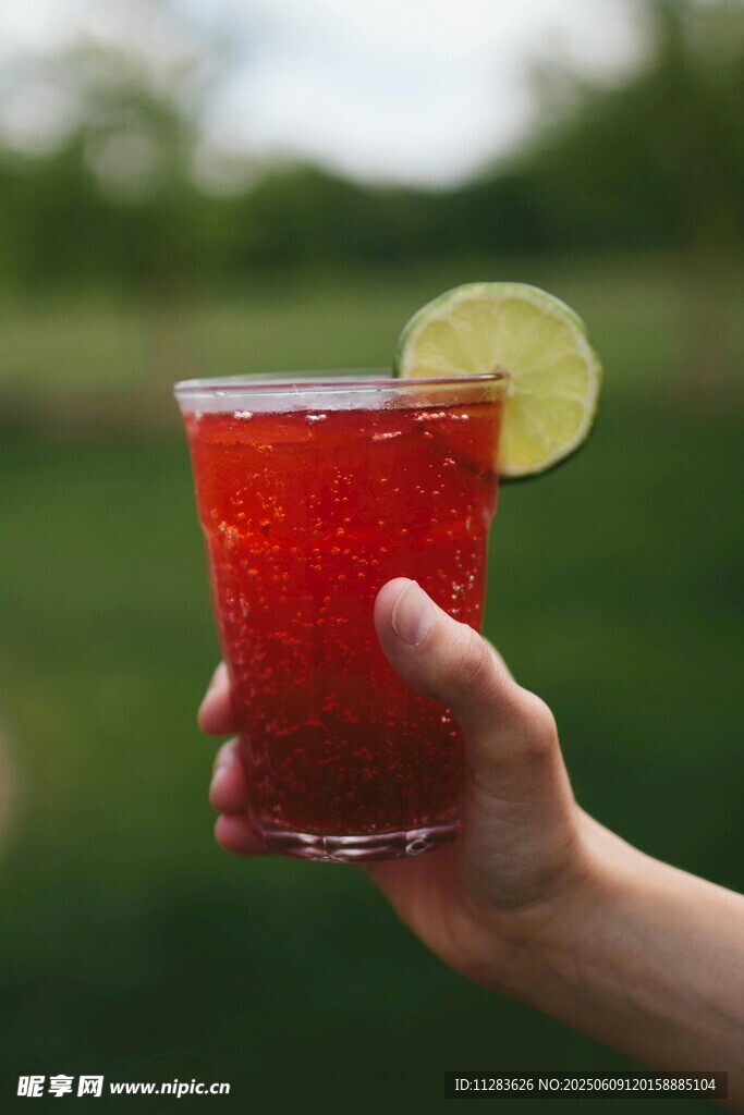 手持红饮配青柠