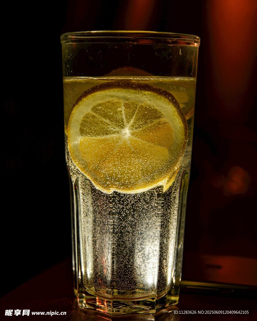 玻璃杯中的柠檬气泡水