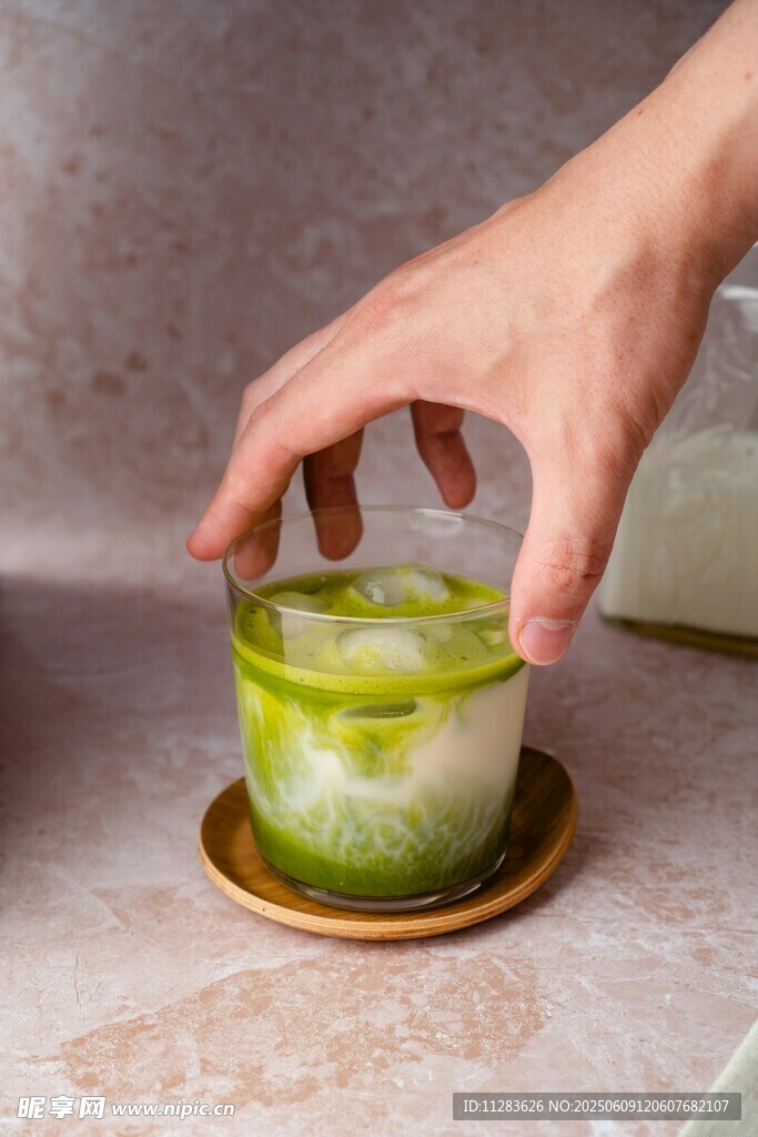 手捧抹茶甜品特写