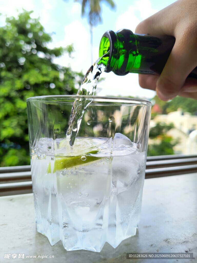 青柠汽水倒入透明玻璃杯