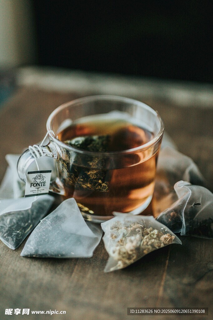 杯中香茗与袋泡茶