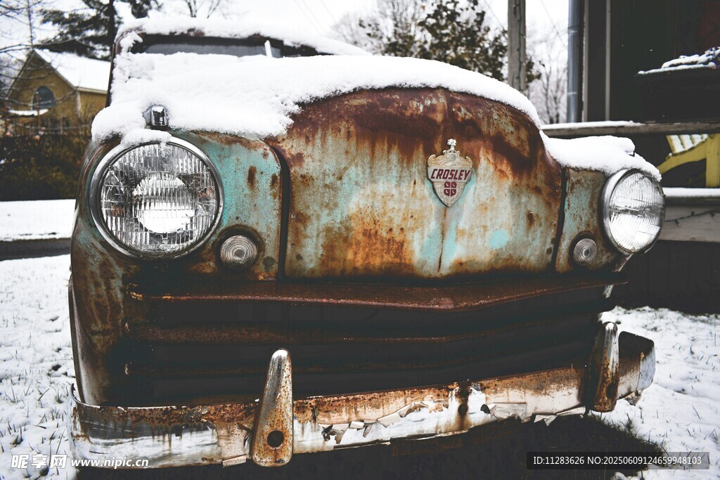 雪地上的老旧生锈汽车