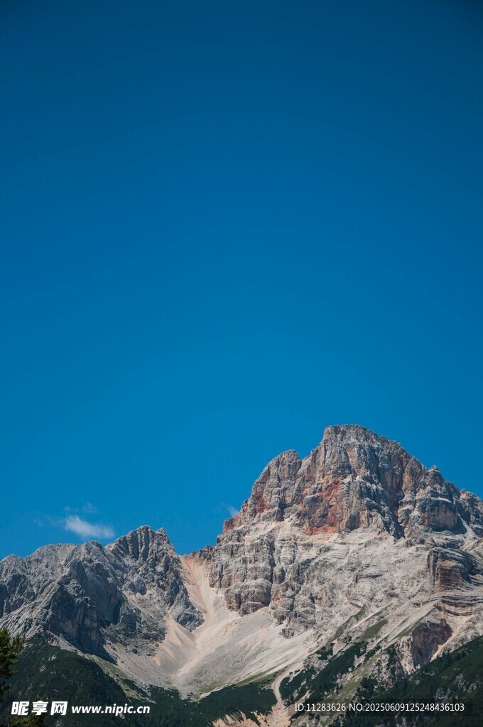 壮丽雪山蓝天美景