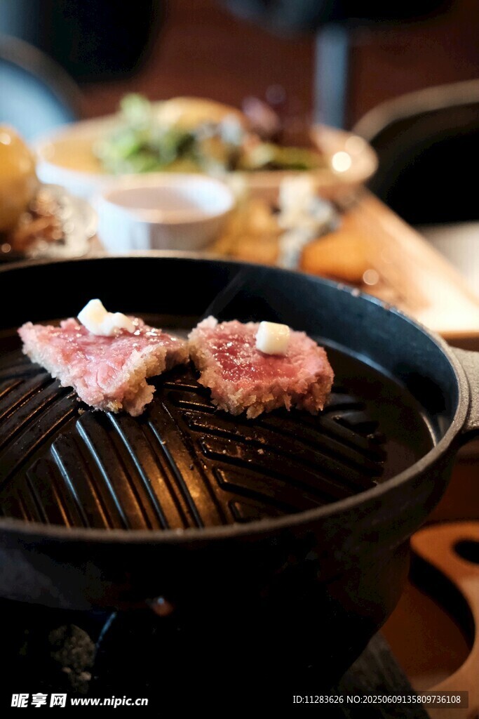 烤肉锅中的鲜嫩肉块