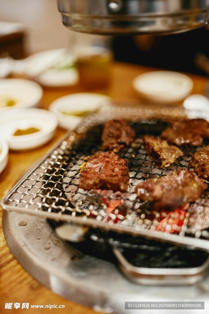 韩式烤肉架上的美味烤肉