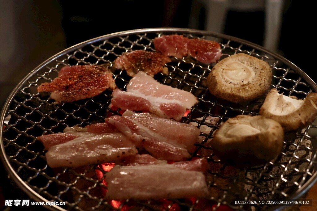 炭火上的美味烤肉与蔬菜