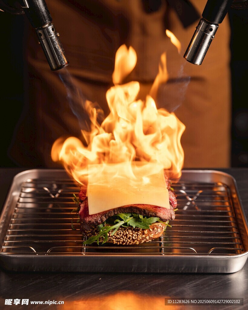 火焰炙烤中的美味汉堡