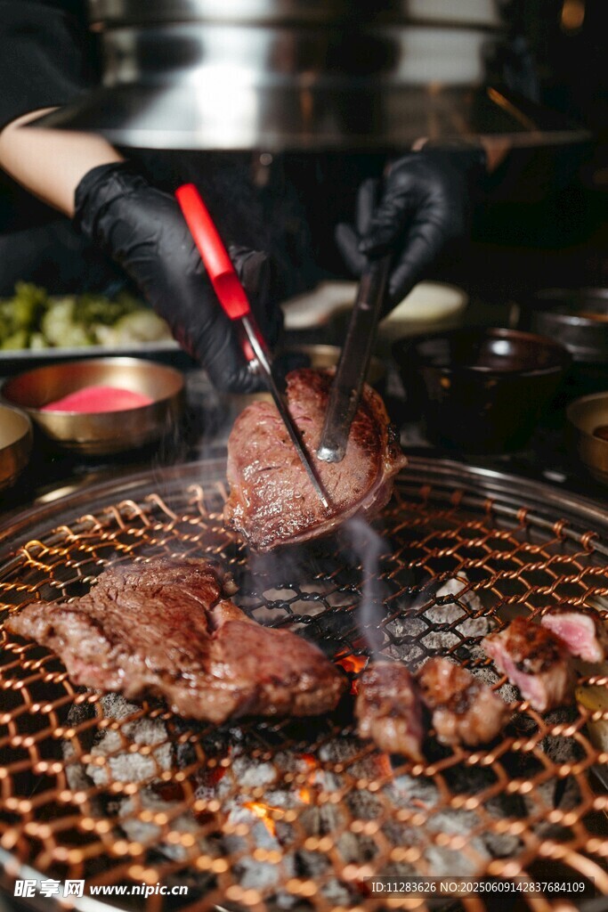 炭火上的美味烤肉时刻
