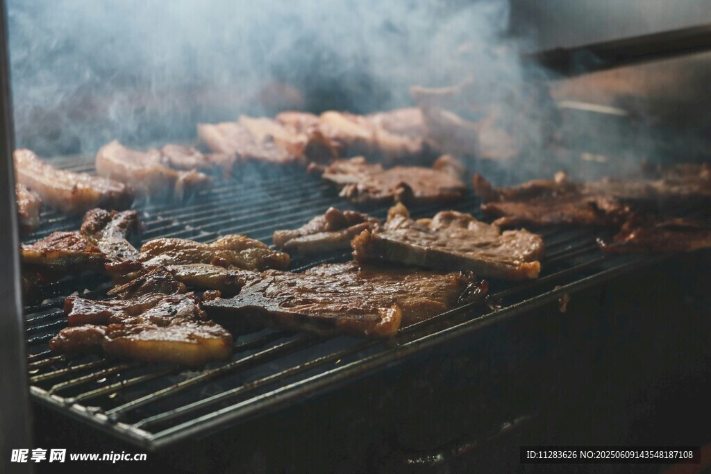 户外烧烤架上的美味烤肉