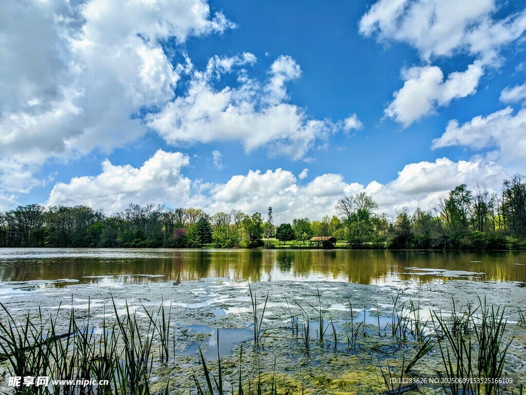 湖畔蓝天美景