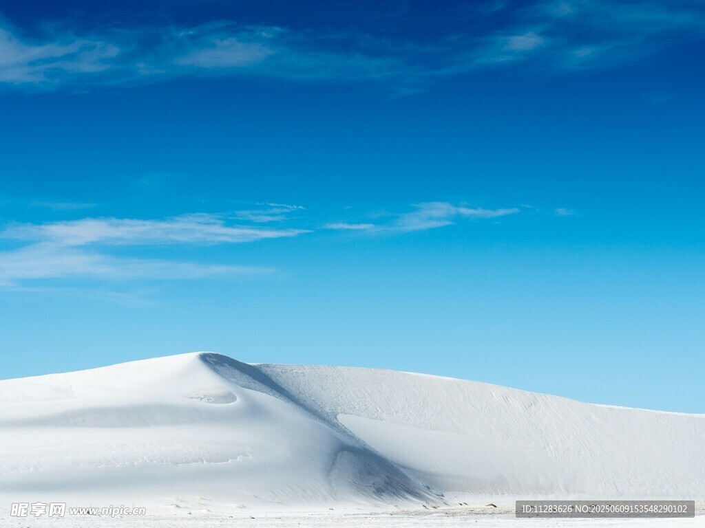 蓝天白雪下的壮丽沙丘