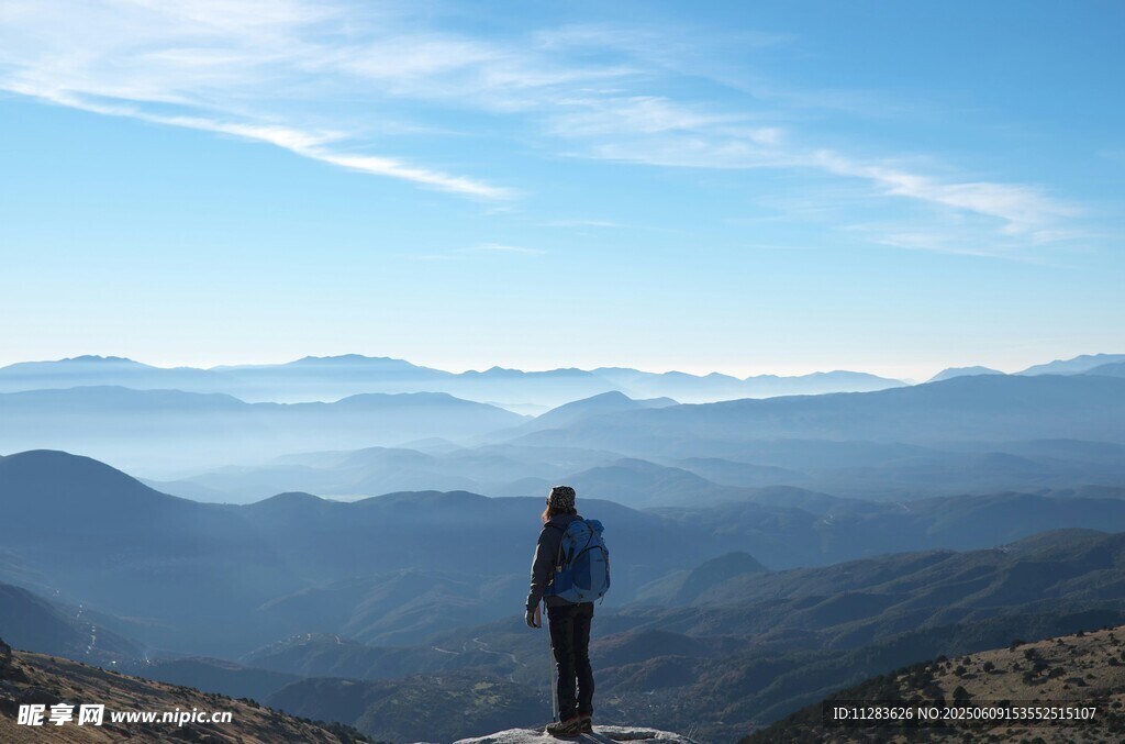 一人独赏壮丽山峦美景