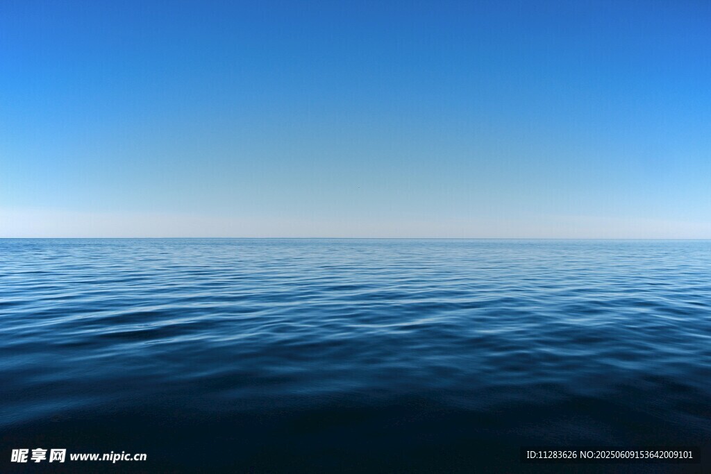 广阔蔚蓝大海的宁静景象