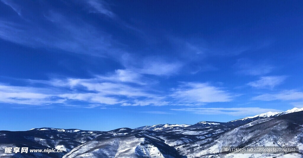 壮丽雪山蓝天美景