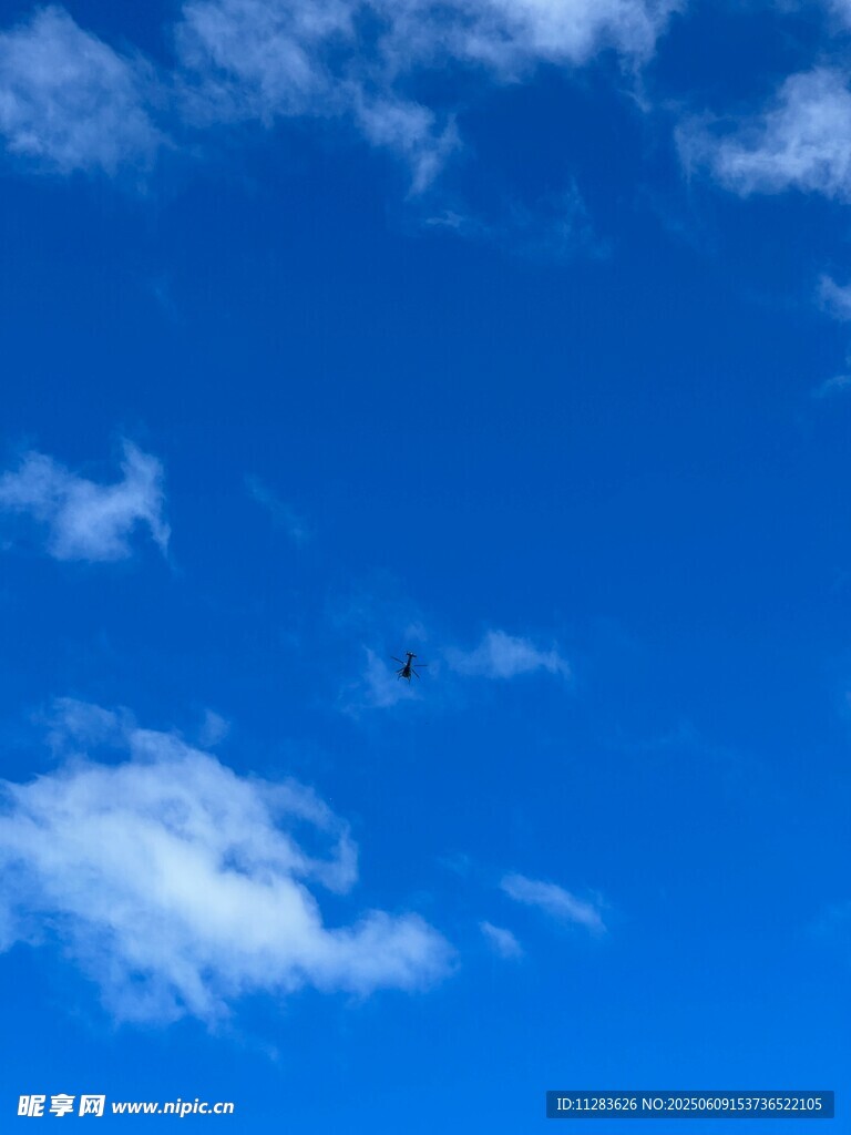 蓝天飘着几朵白云