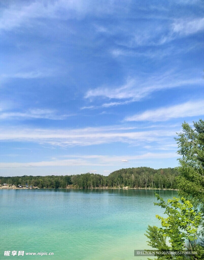 湖畔蓝天绿树美景