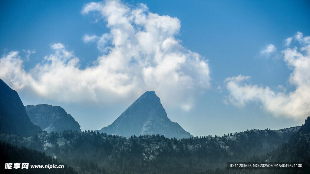 壮丽山景与蓝天白云