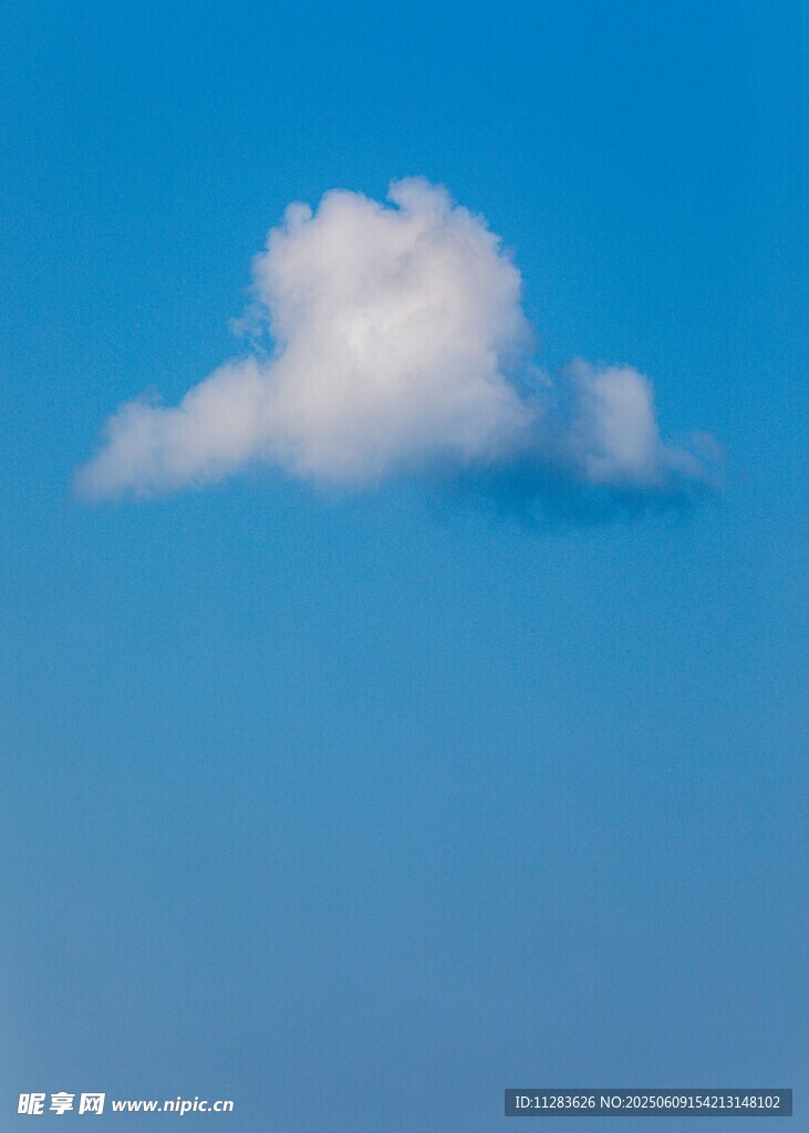 蓝天中的一朵白云