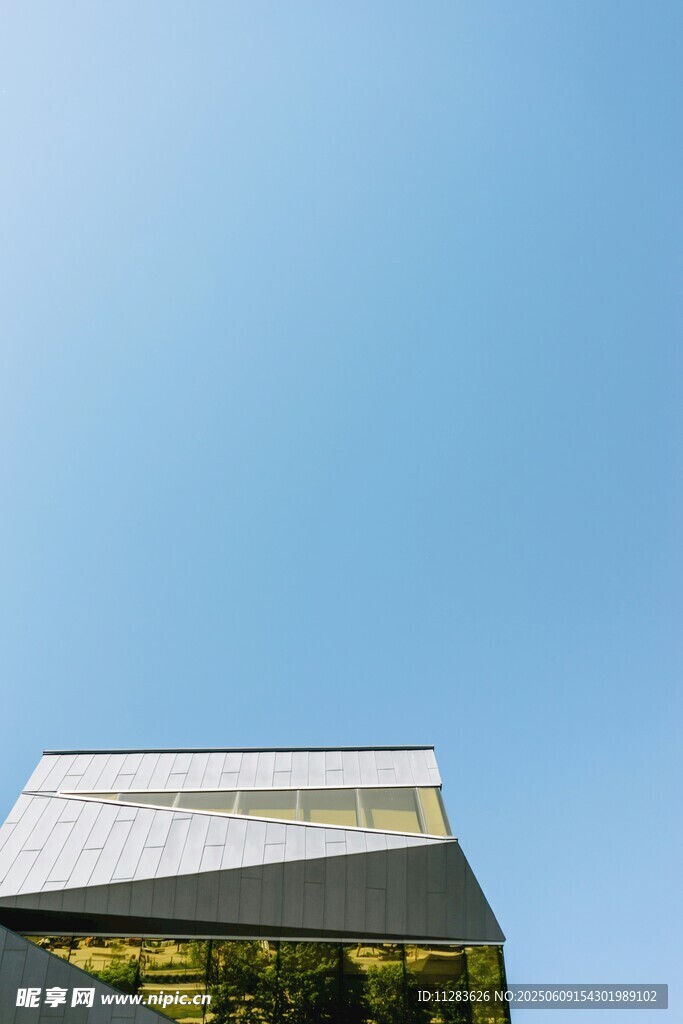 现代建筑仰拍蓝天景致
