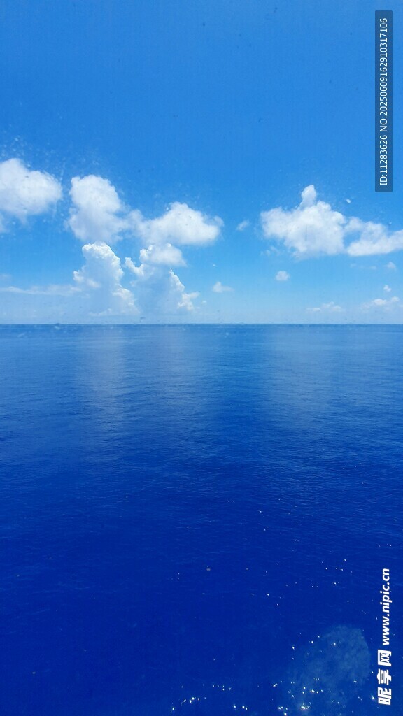 广阔蓝天碧海的美丽景致